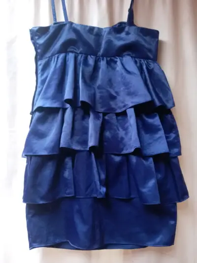 Vestido azul con volantes - miniatura 2