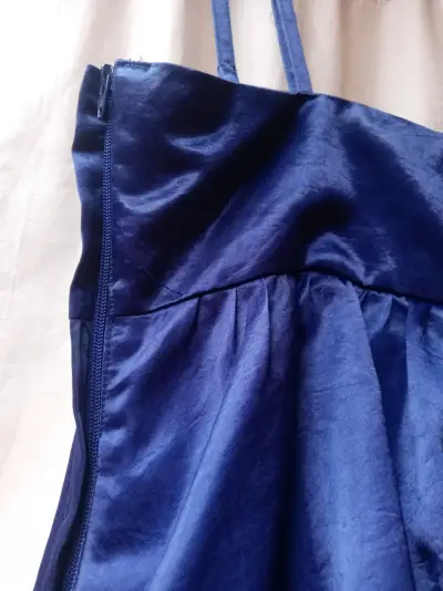 Vestido azul con volantes - miniatura 3