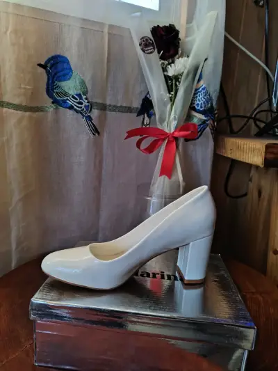 Zapatos de tacón blanco elegante - miniatura 1