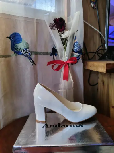 Zapatos de tacón blanco elegante - miniatura 3