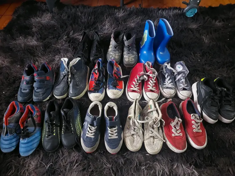 Lote de zapatos para niños usados
