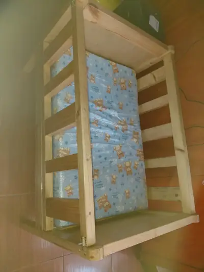Cuna de madera en excelente estado - miniatura 1