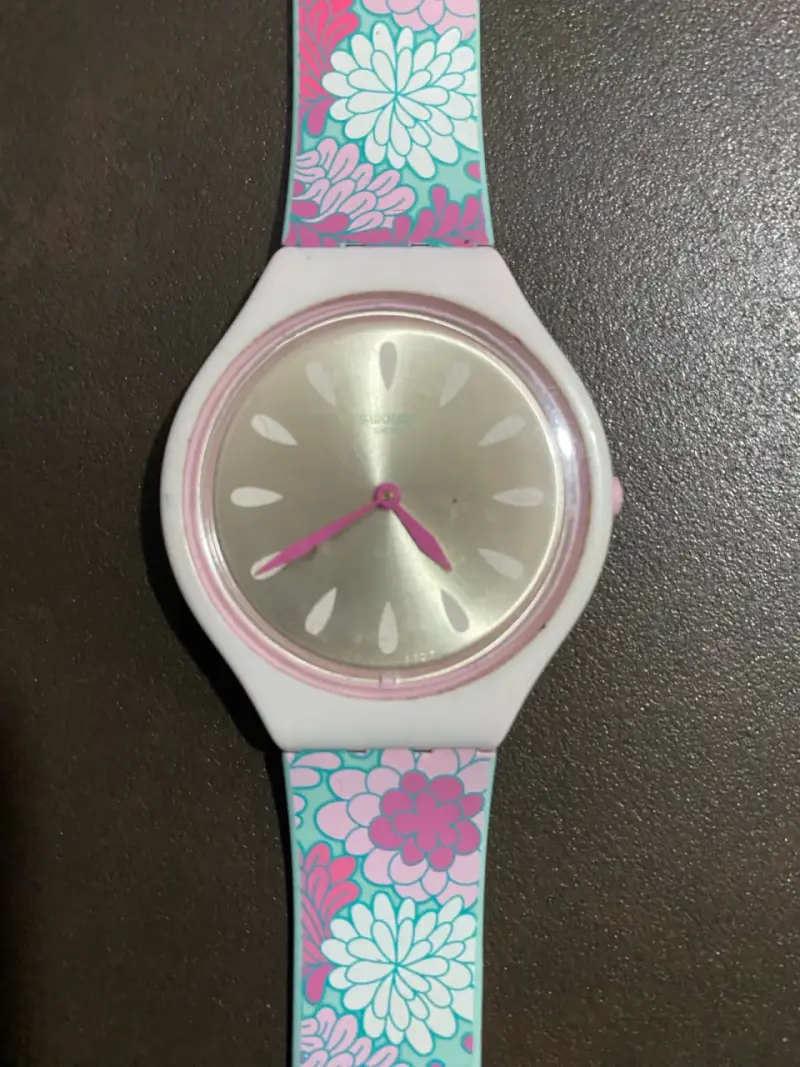 Se trata de un reloj marca Swatch, - 1
