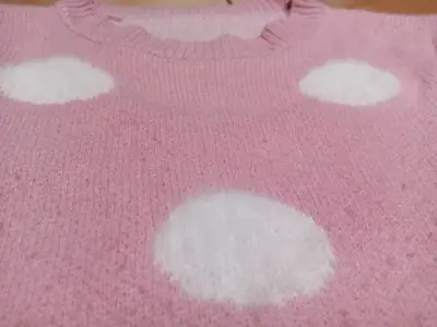 Suéter rosado con lunares blancos - miniatura 2