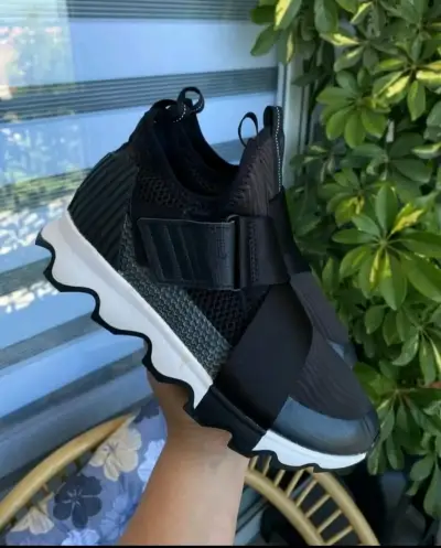 Zapatillas deportivas negras modernas - miniatura 1