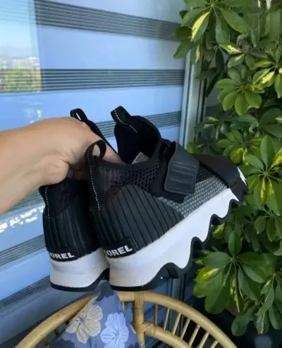Zapatillas deportivas negras modernas - miniatura 2