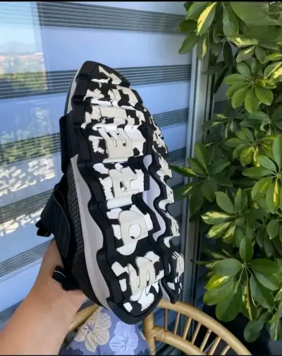 Zapatillas deportivas negras modernas - miniatura 4