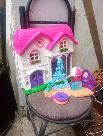 Casa de muñecas de juguete - miniatura 1