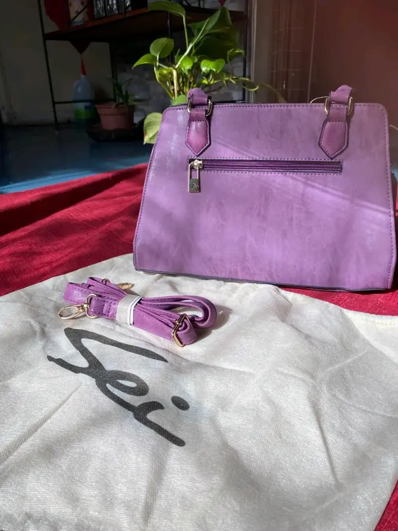 Cartera morada con diseño grabado - 3