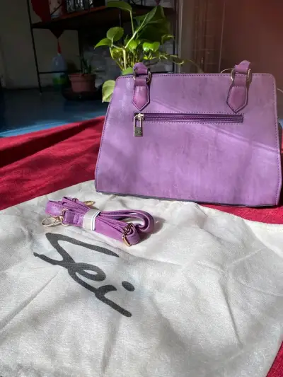 Cartera morada con diseño grabado - miniatura 3