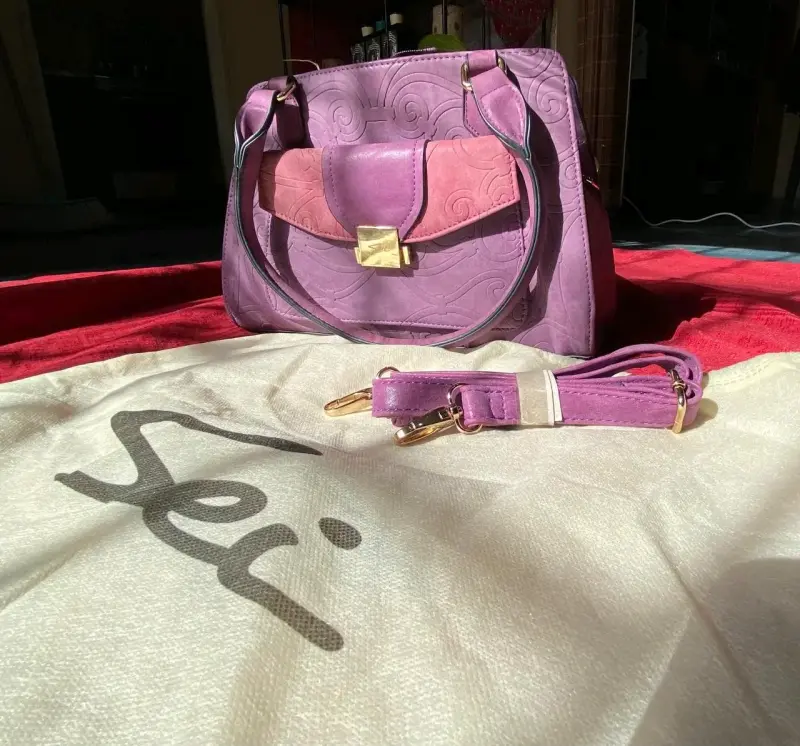 Cartera morada con diseño grabado - 4