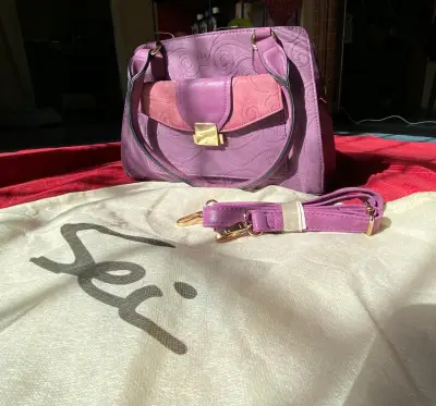 Cartera morada con diseño grabado - miniatura 4