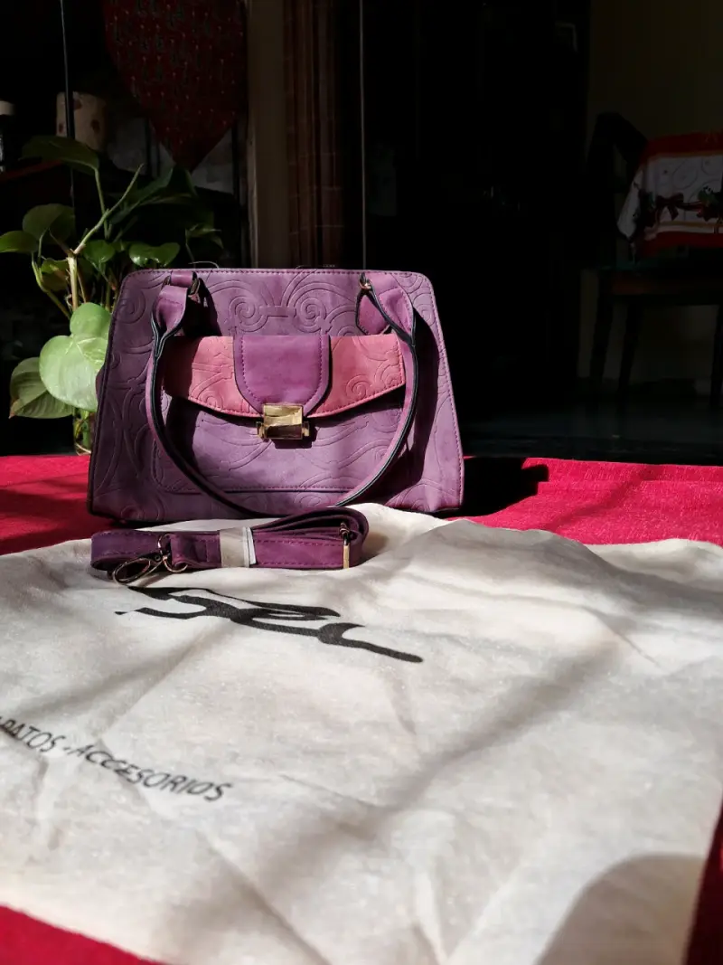 Cartera morada con diseño grabado - 6