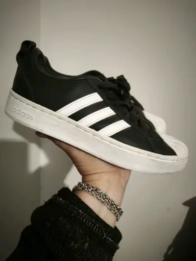 Zapatillas blancas y negras Adidas clásicas - miniatura 1