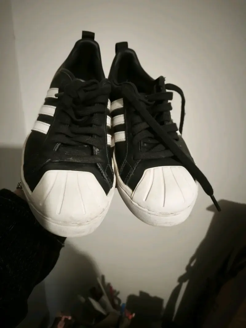 Zapatillas blancas y negras Adidas clásicas - 2