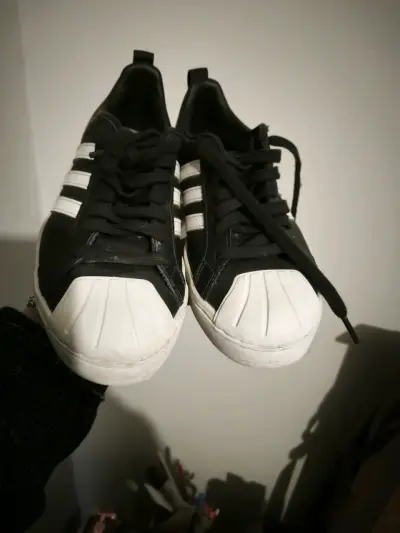 Zapatillas blancas y negras Adidas clásicas - miniatura 2