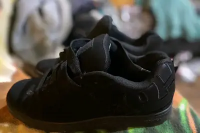 Zapatillas negras deportivas - miniatura 2