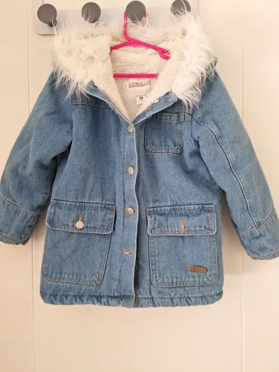 Abrigo jeans con capucha peluda - miniatura 1