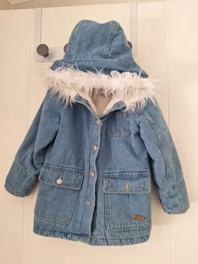 Abrigo jeans con capucha peluda - miniatura 3