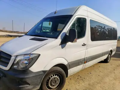 Furgón blanco para transporte - miniatura 1