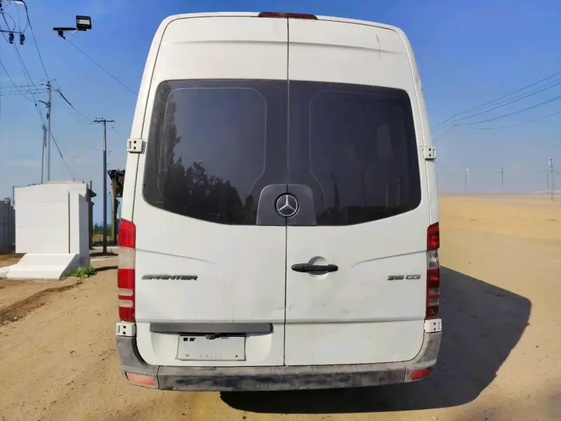 Furgón blanco para transporte - 2
