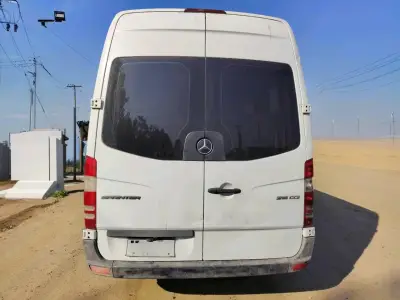 Furgón blanco para transporte - miniatura 2