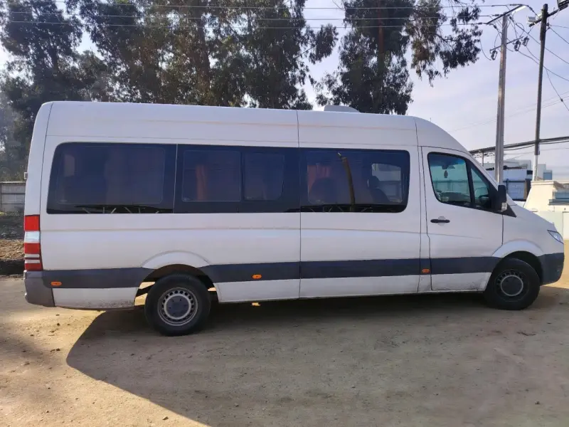 Furgón blanco para transporte - 3