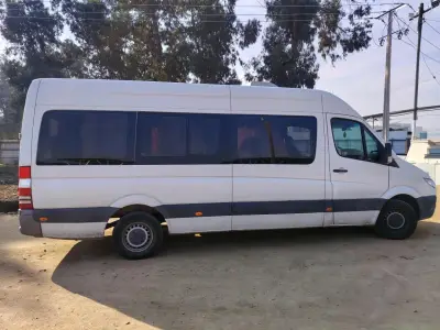 Furgón blanco para transporte - miniatura 3