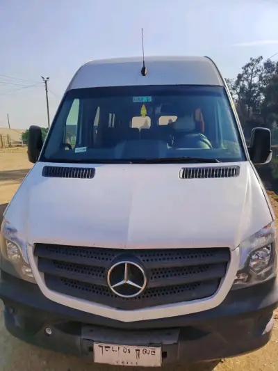 Furgón blanco para transporte - miniatura 4