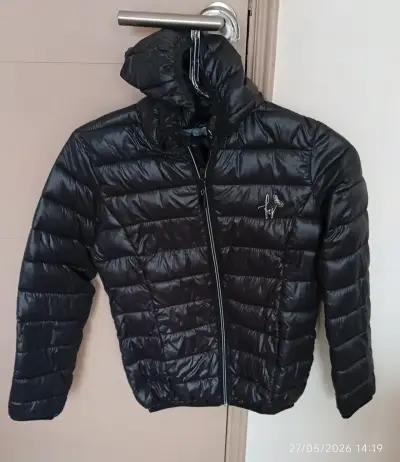 Chaqueta negra (niña) con gorro - miniatura 1