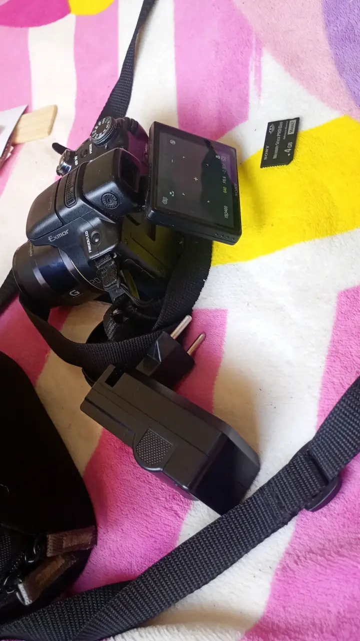 Camara fotografíca Cyber-shot Sony - 6