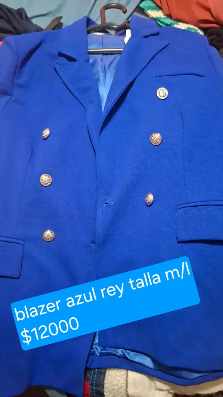 Blazer azul rey con botones dorados - 1