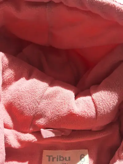 Chaqueta niña acolchada rosada con capucha - miniatura 3
