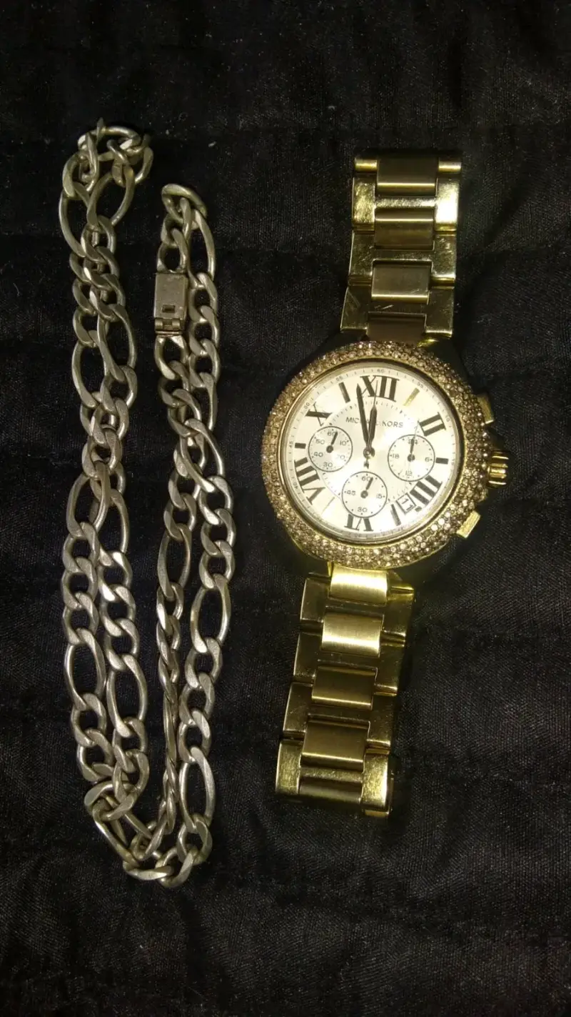 Reloj dorado con cadena plateada - 1