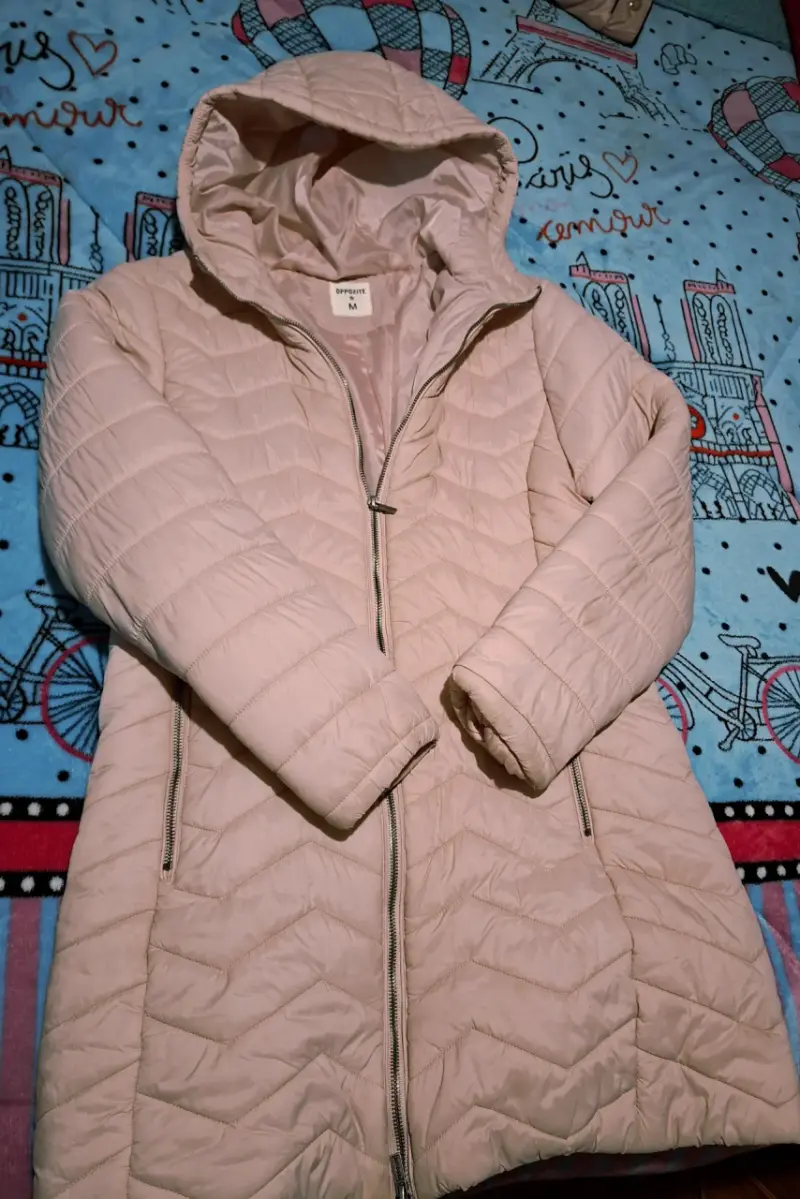 Abrigo rosado con capucha, marca Opposite, talla M - 1