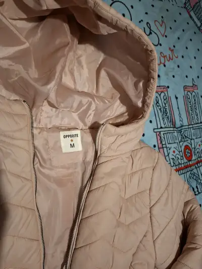 Abrigo rosado con capucha, marca Opposite, talla M - miniatura 3
