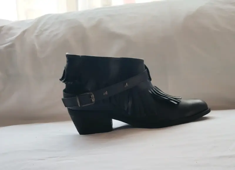 Botines negros con flecos - 1