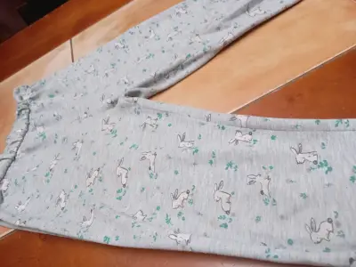 Pantalón infantil gris con conejos - miniatura 1