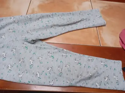 Pantalón infantil gris con conejos - miniatura 2