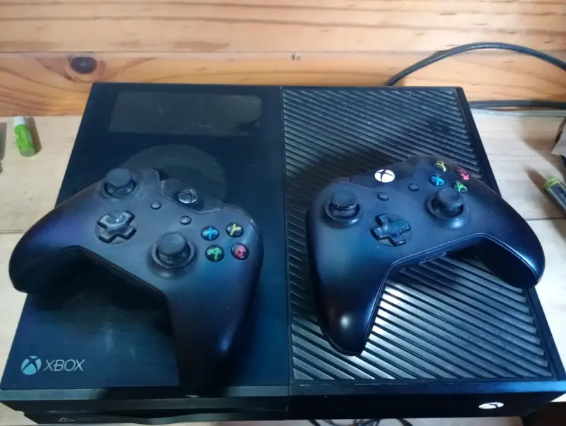 Consola Xbox One con dos controles - 1