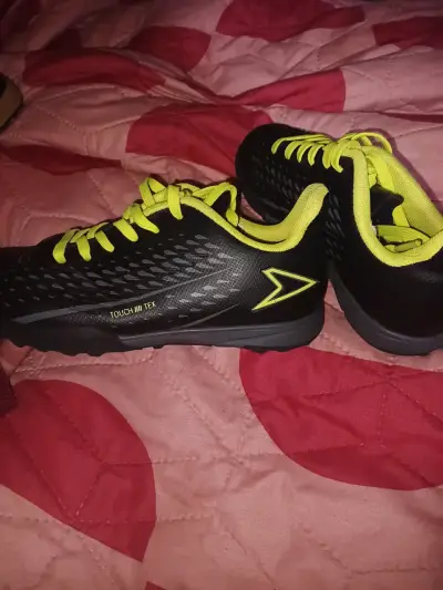 Zapatillas deportivas negras y amarillas - miniatura 1