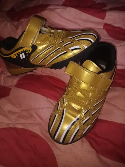 Zapatillas deportivas negras y amarillas - miniatura 2