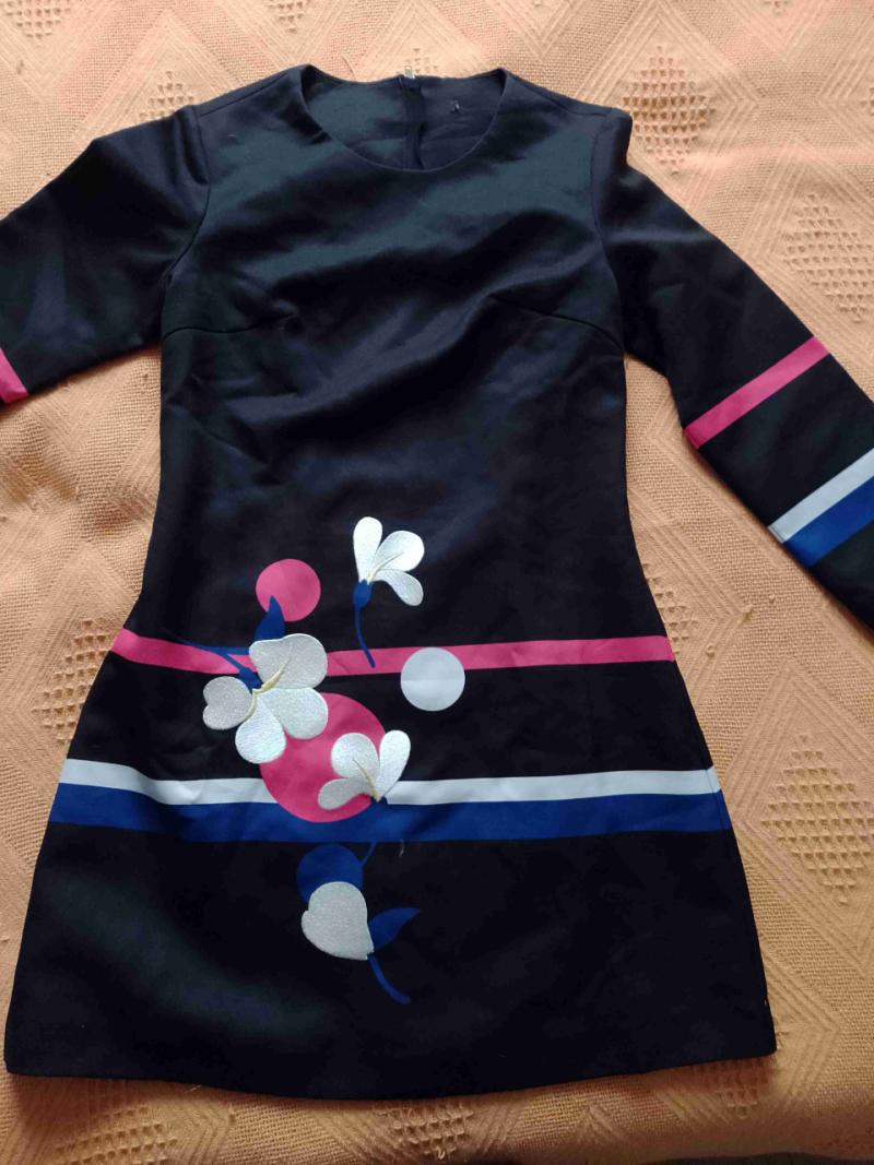 Vestido negro con bordado floral