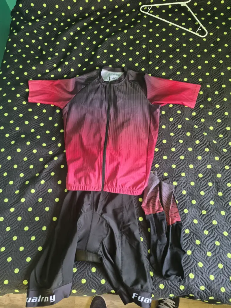 Conjunto ciclismo rojo y negro