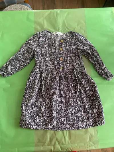 Vestido floral negro con botones - miniatura 1