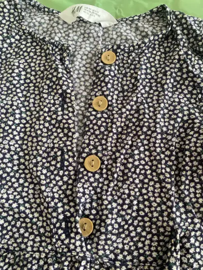 Vestido floral negro con botones - miniatura 4