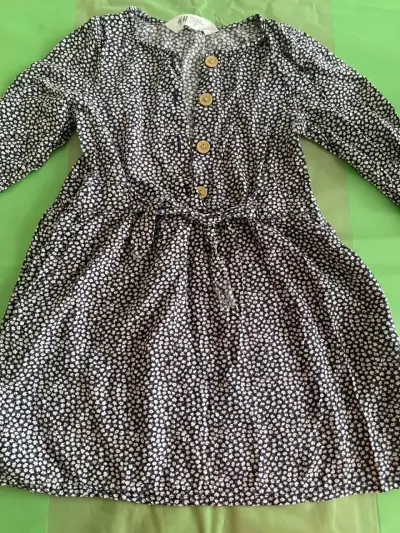 Vestido floral negro con botones - miniatura 5