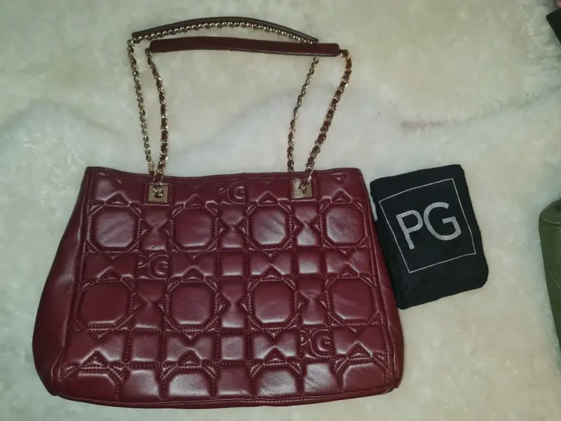Cartera burdeos con cadena dorada
