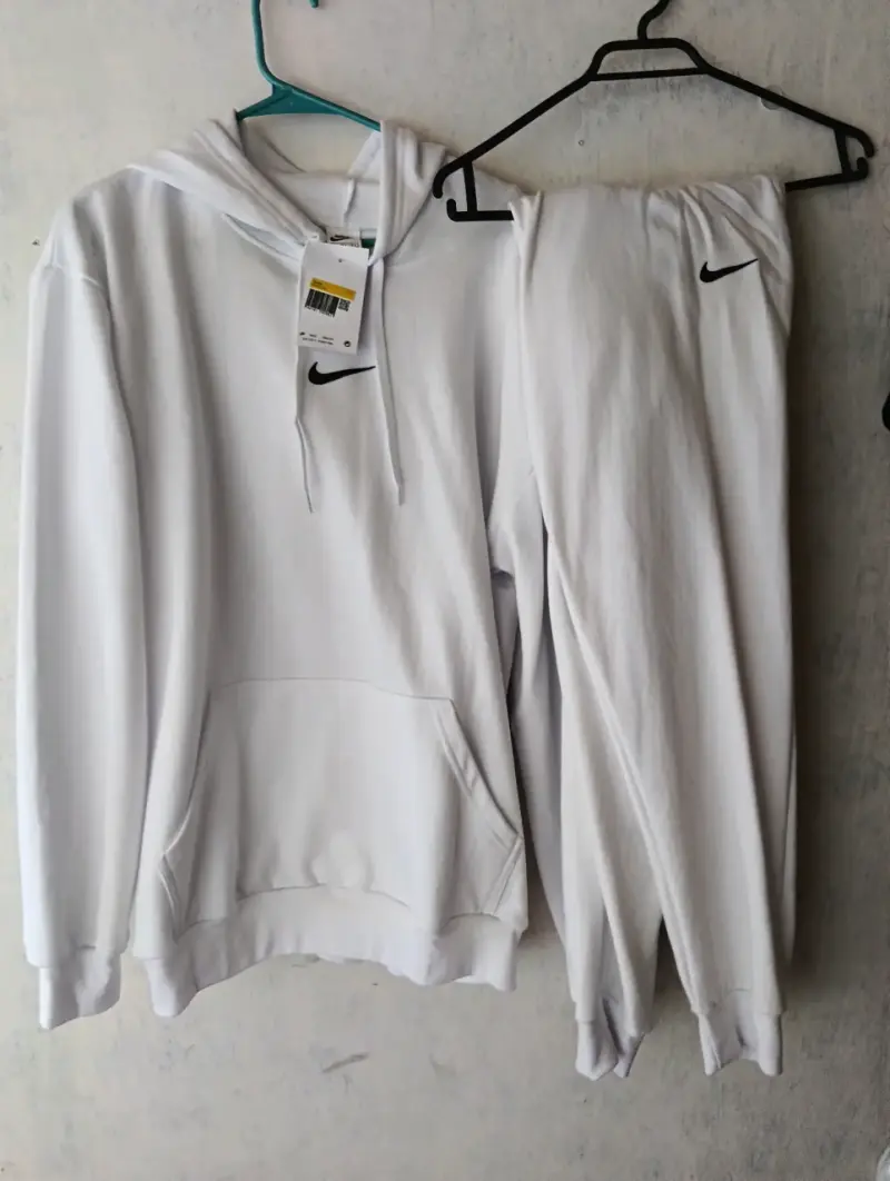 Conjunto deportivo blanco Nike - 1