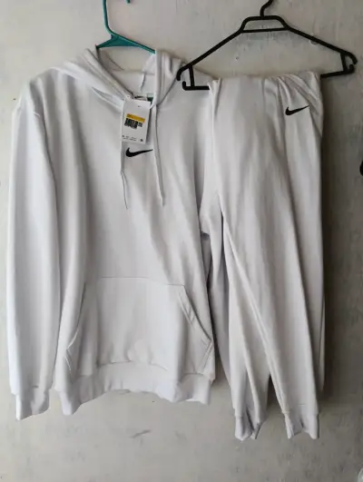 Conjunto deportivo blanco Nike - miniatura 1